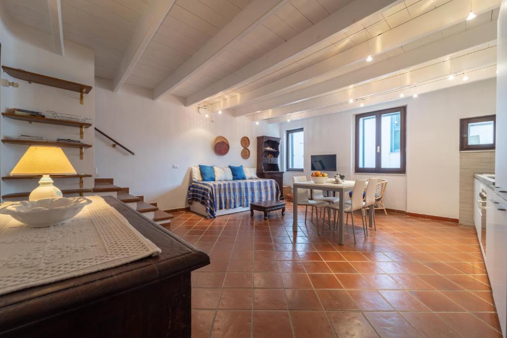 ein Wohnzimmer mit Sofa und Tisch in der Unterkunft Quentin's House in Alghero