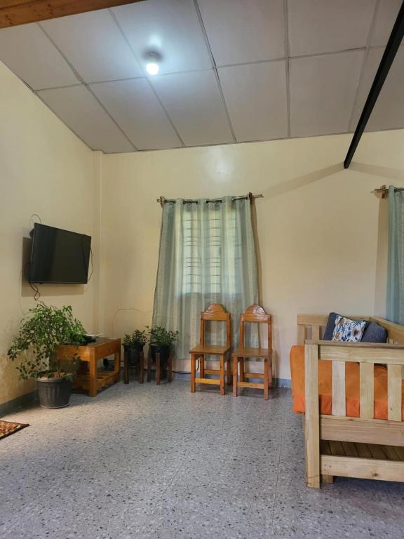 TV a/nebo společenská místnost v ubytování Gia's Baguio Transient House
