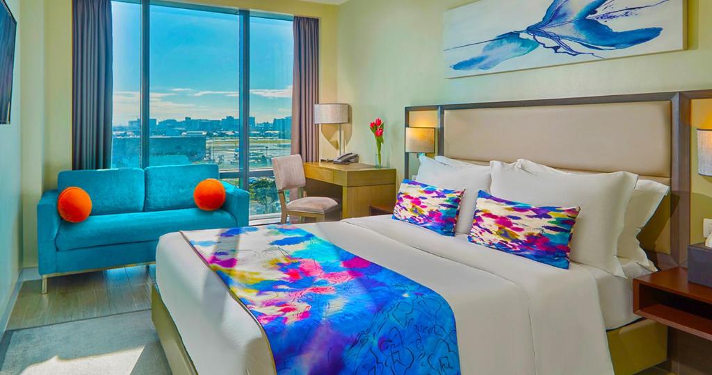 Postel nebo postele na pokoji v ubytování Savoy Hotel Manila near NAIA Terminal 3 MNL
