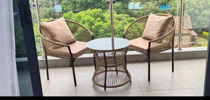 Balkón nebo terasa v ubytování STAYREST Safari Tours NEW 3 bedroom Apartments in Kilimani Nairobi with rooftop pool