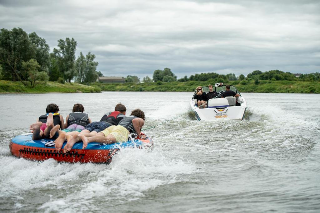 Výhled na řeku, která protéká v blízkosti kempu