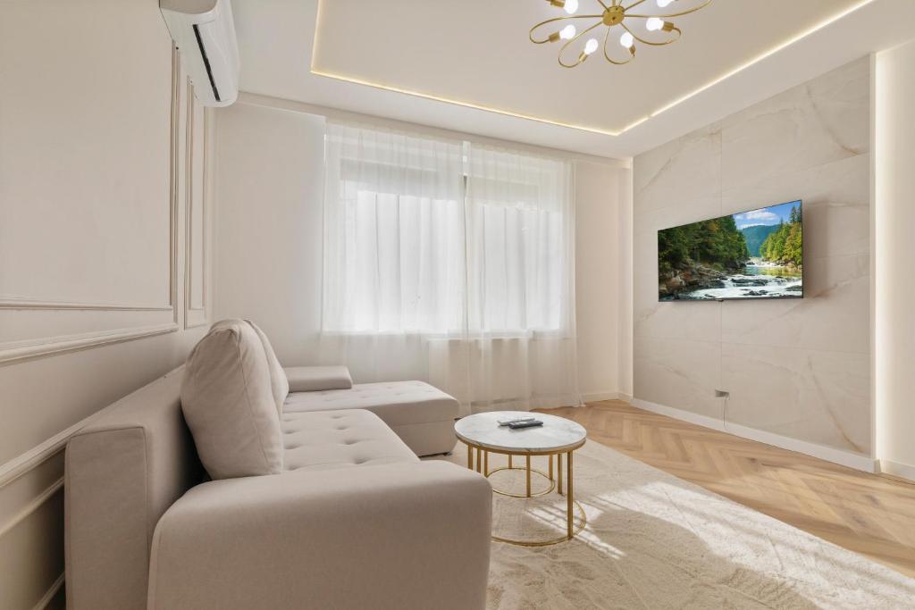 Μια τηλεόραση ή/και κέντρο ψυχαγωγίας στο Elegant 1BR Apt with AC