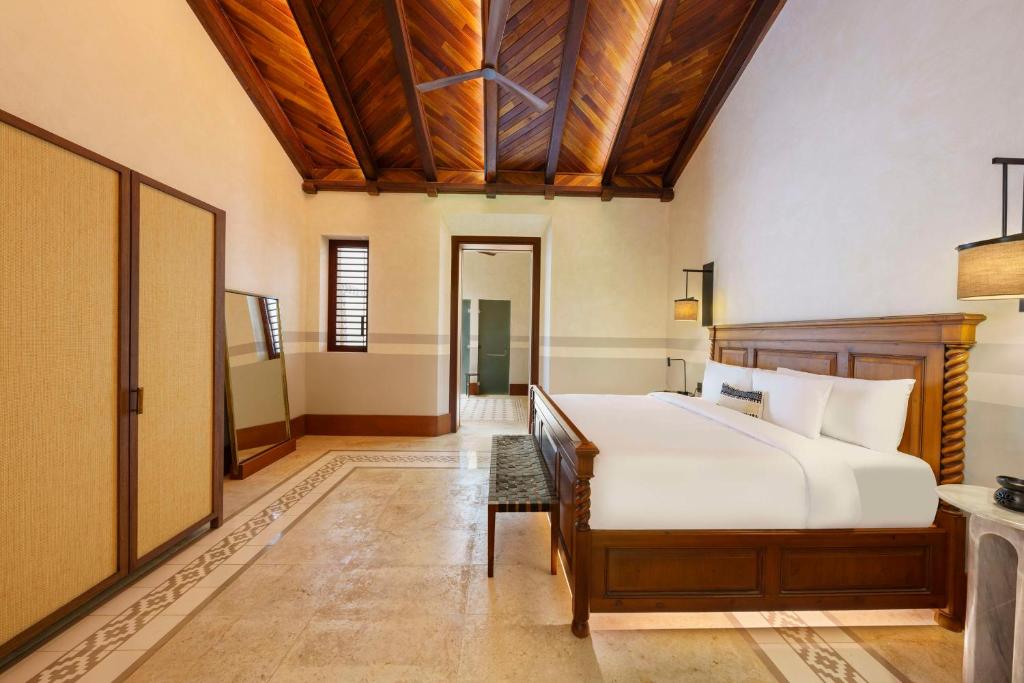 Postel nebo postele na pokoji v ubytování Hacienda Xcanatun, Angsana Heritage Collection
