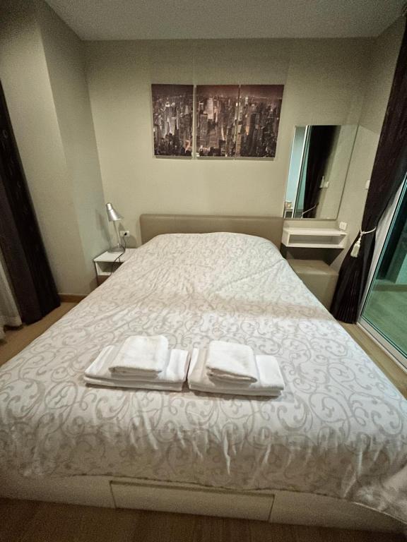 Ένα ή περισσότερα κρεβάτια σε δωμάτιο στο Peaceful Stay at MT Khlong Luang Self-Check-in เช็คอินด้วยตนเอง