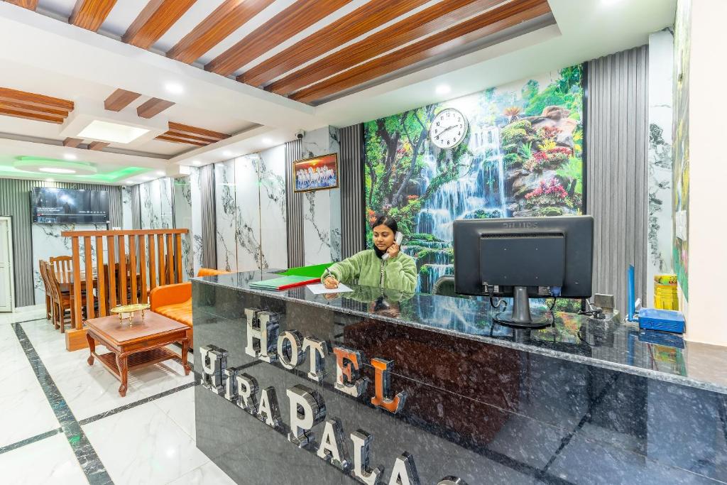 TV a/nebo společenská místnost v ubytování OYO 826 Hotel Hira Palace