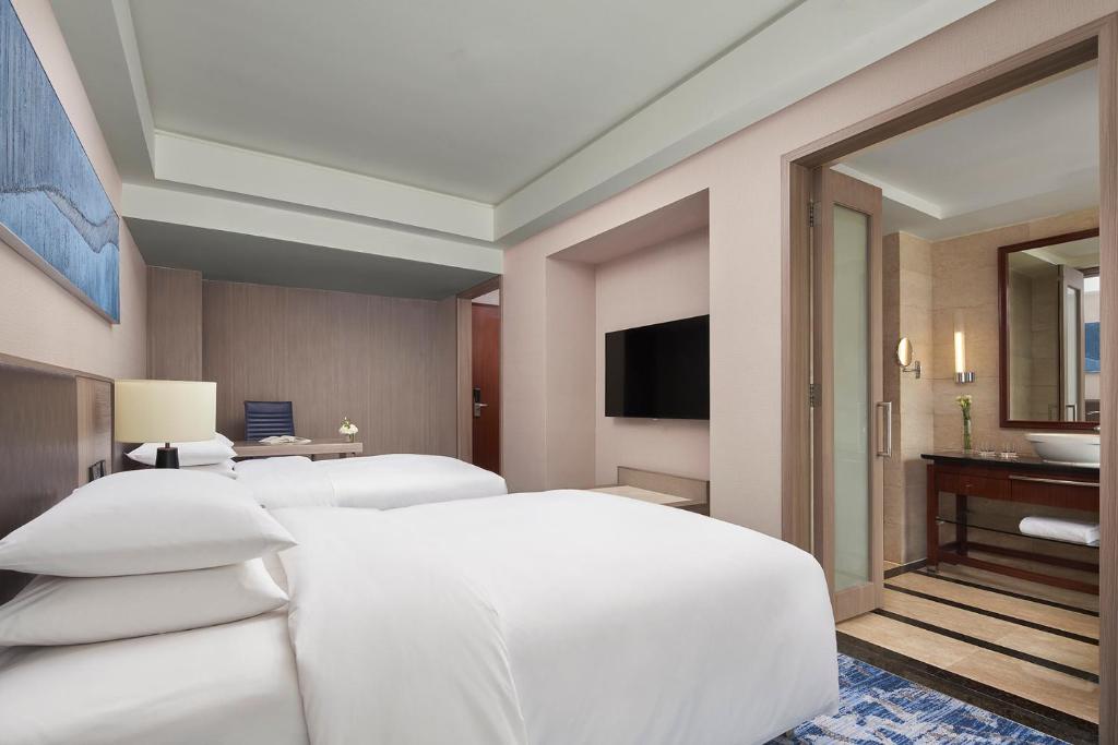 Postel nebo postele na pokoji v ubytování Nanning Marriott Hotel