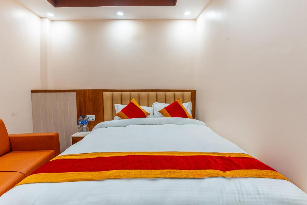 Postel nebo postele na pokoji v ubytování OYO 826 Hotel Hira Palace