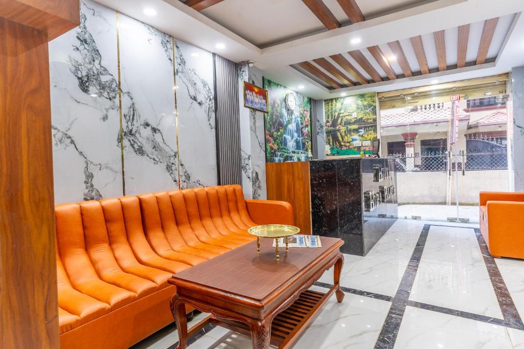 Posezení v ubytování OYO 826 Hotel Hira Palace