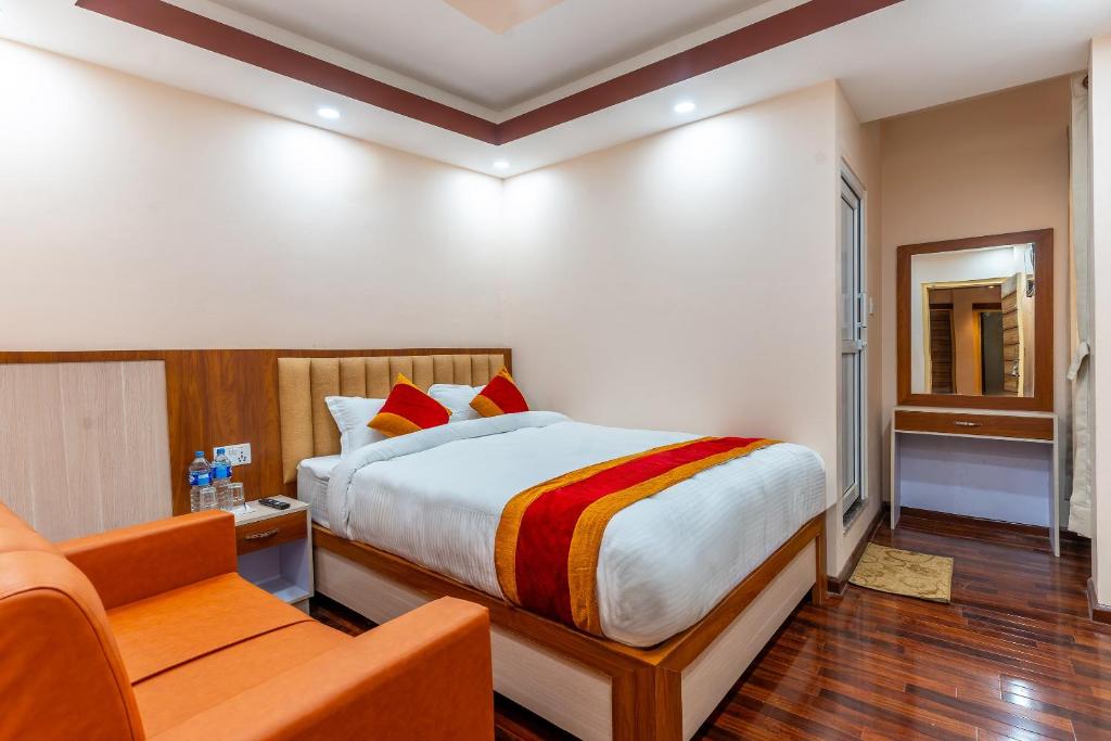 Postel nebo postele na pokoji v ubytování OYO 826 Hotel Hira Palace