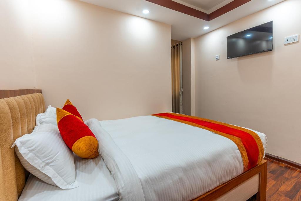 TV a/nebo společenská místnost v ubytování OYO 826 Hotel Hira Palace