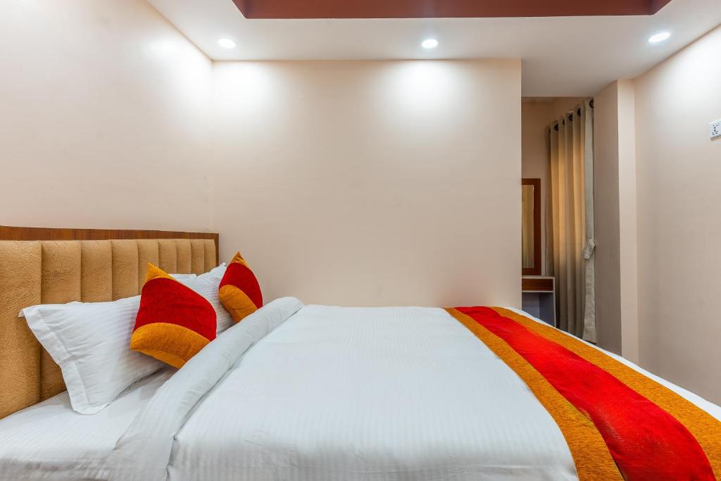 Postel nebo postele na pokoji v ubytování OYO 826 Hotel Hira Palace