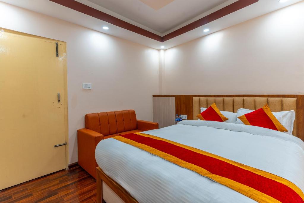 Postel nebo postele na pokoji v ubytování OYO 826 Hotel Hira Palace