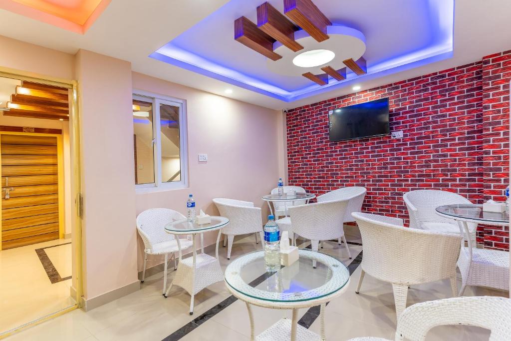 TV a/nebo společenská místnost v ubytování OYO 826 Hotel Hira Palace
