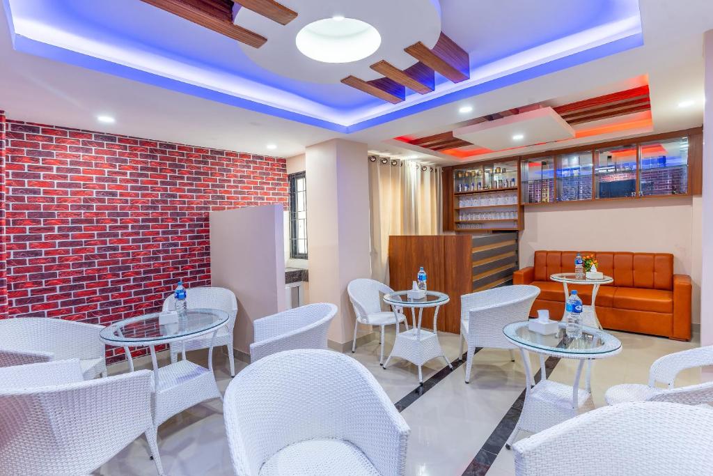 Posezení v ubytování OYO 826 Hotel Hira Palace