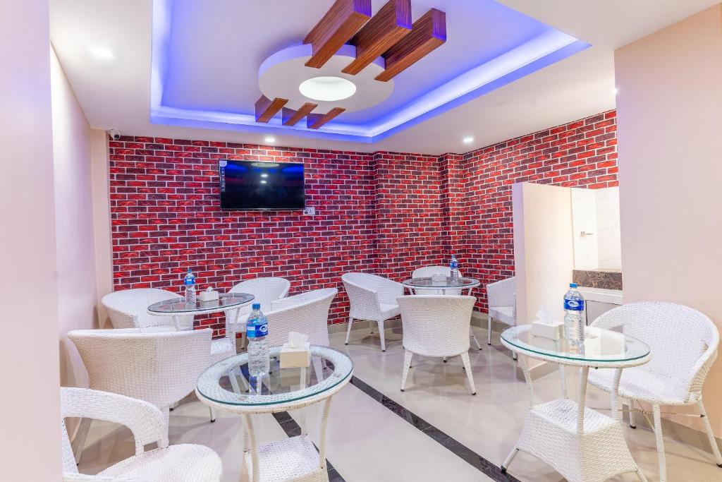 TV a/nebo společenská místnost v ubytování OYO 826 Hotel Hira Palace