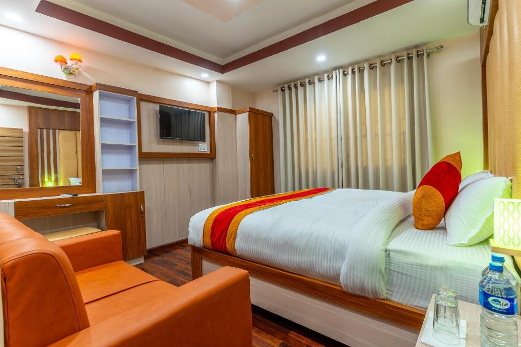 TV a/nebo společenská místnost v ubytování OYO 826 Hotel Hira Palace