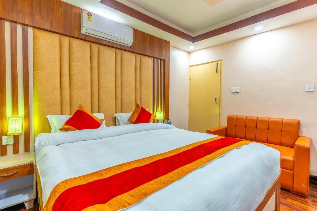 Postel nebo postele na pokoji v ubytování OYO 826 Hotel Hira Palace