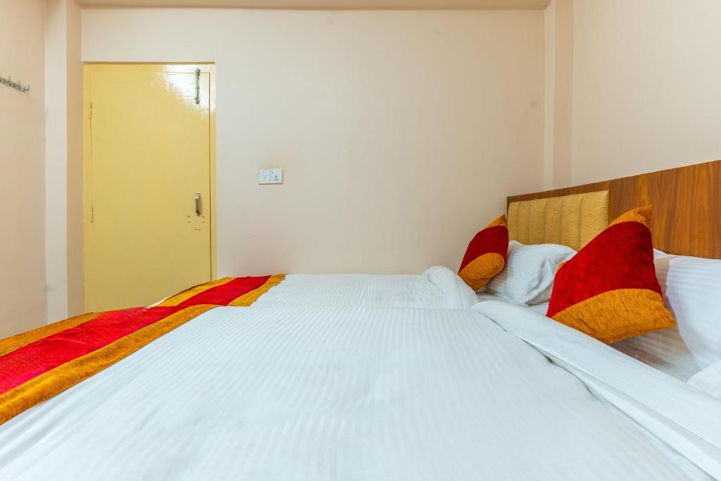 Postel nebo postele na pokoji v ubytování OYO 826 Hotel Hira Palace