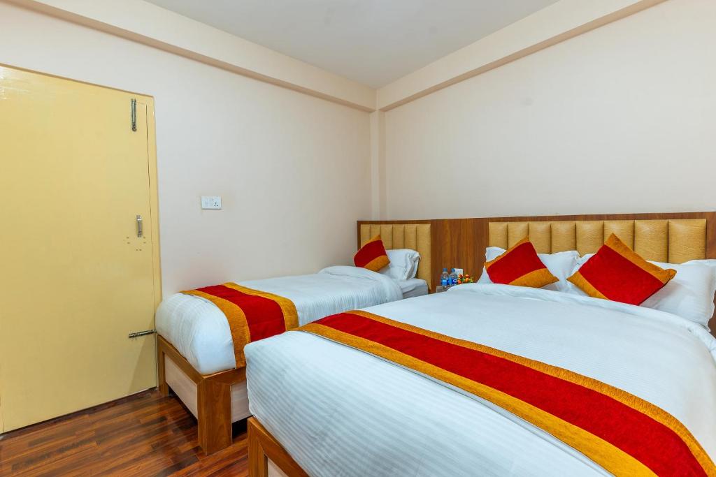 Postel nebo postele na pokoji v ubytování OYO 826 Hotel Hira Palace