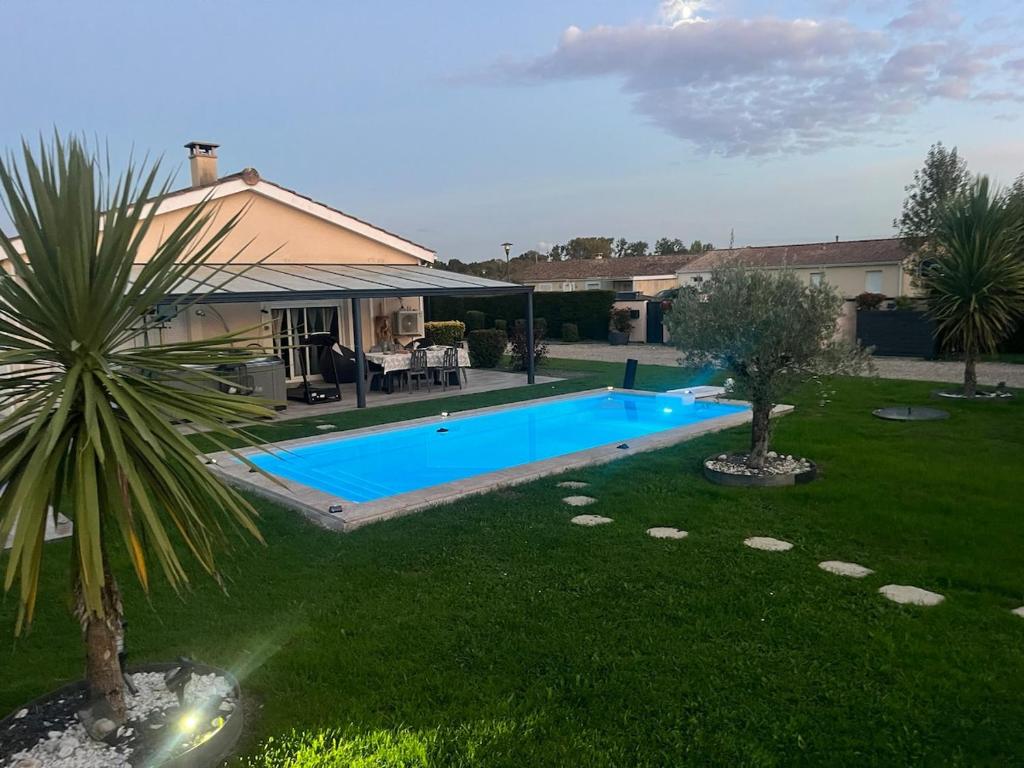 une piscine dans une cour à côté d'une maison dans l'établissement Villa tout confort sur Teuillac, à Teuillac