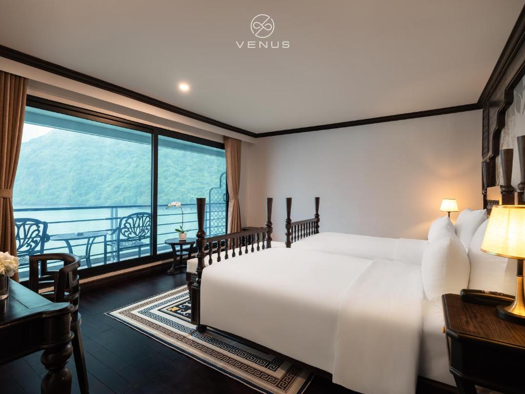 Una cama o camas en una habitación de Era Halong Cruise