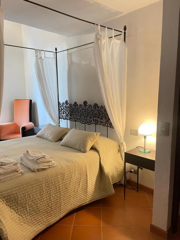 A bed or beds in a room at Charming Self House