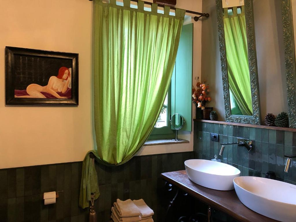 Koupelna v ubytování B&B Villa la Canonica con piscina privata a Padernello