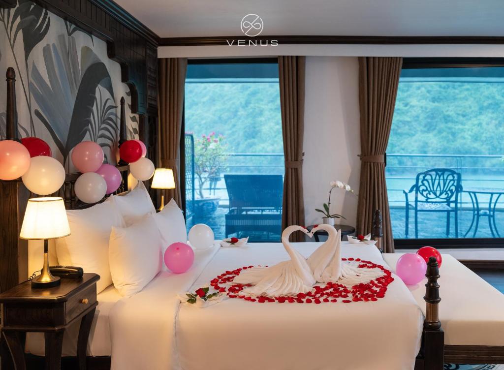 Una cama o camas en una habitación de Era Halong Cruise