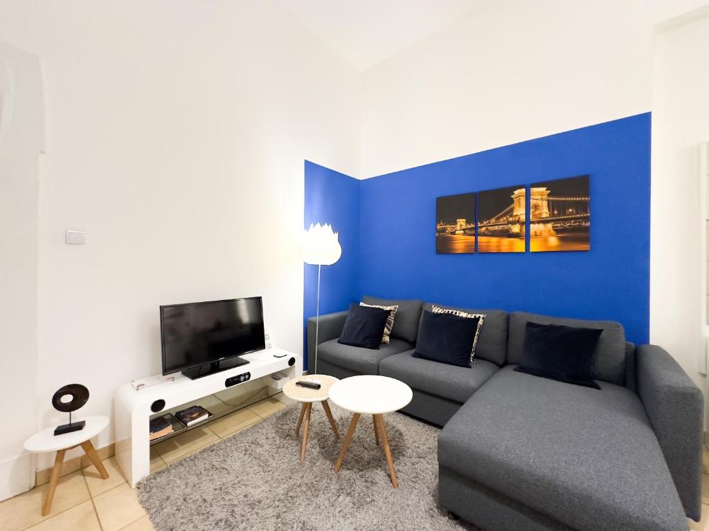 Televízia a/alebo spoločenská miestnosť v ubytovaní Charming 1BR Condo in Central Budapest - Skyline House