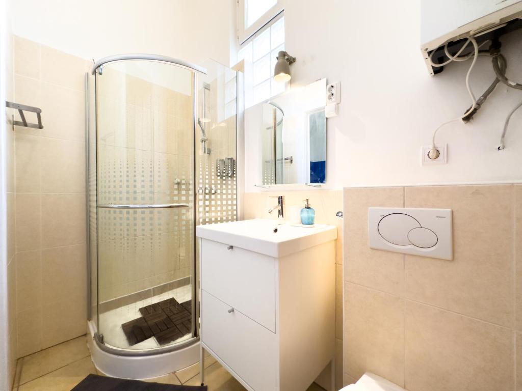 Kúpeľňa v ubytovaní Charming 1BR Condo in Central Budapest - Skyline House