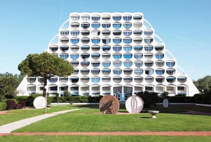 un grand bâtiment blanc avec beaucoup de fenêtres dans l'établissement Port & Plage - Studio avec Parking, à La Grande Motte