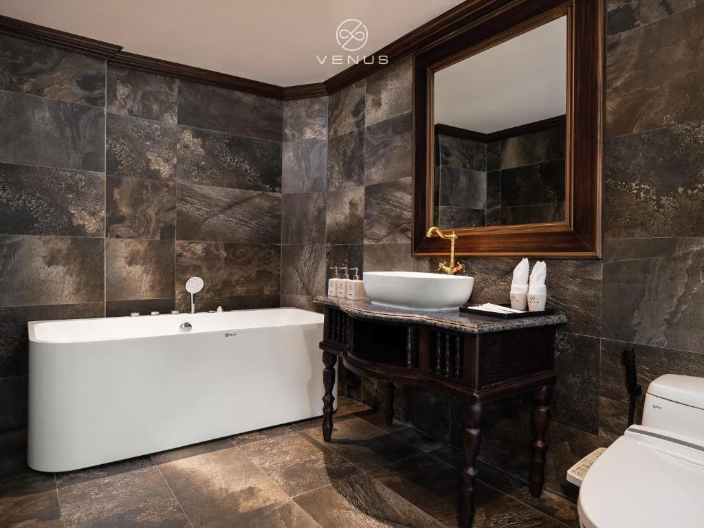 Un baño de Era Halong Cruise