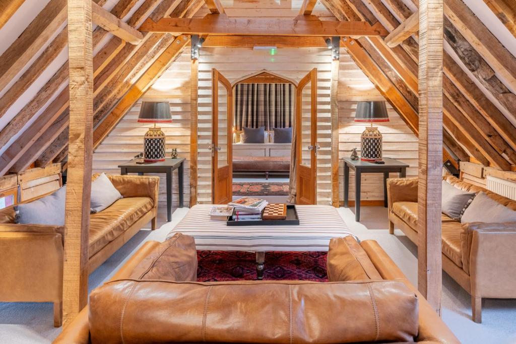 un salon avec un canapé et une table dans l'établissement Belchamp Hall Hayloft, à Belchamp Otten