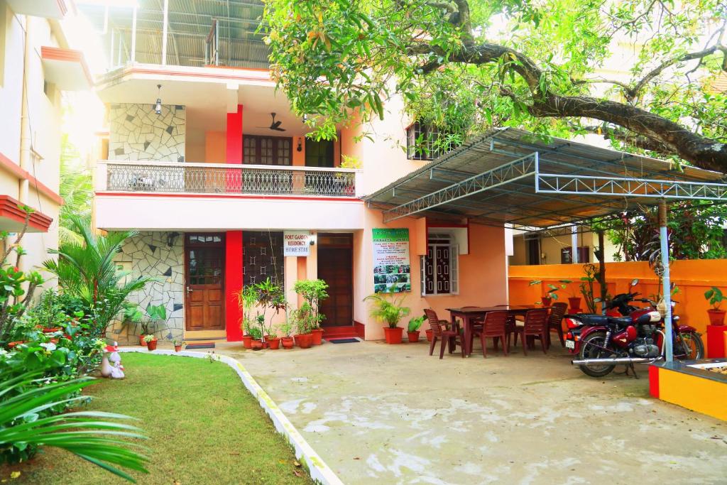 una casa con patio y una mesa frente a ella en Fort Garden Residency, en Kochi