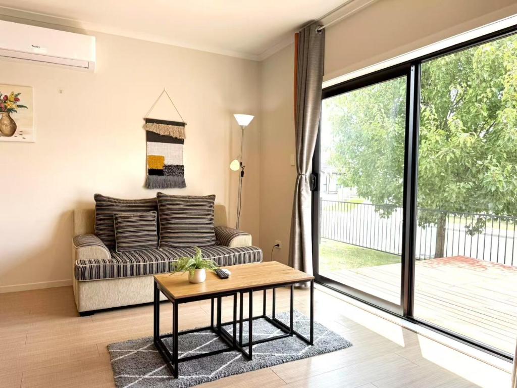 Modern Comfy 3 Bedrooms House in Chartwell - Resim 10