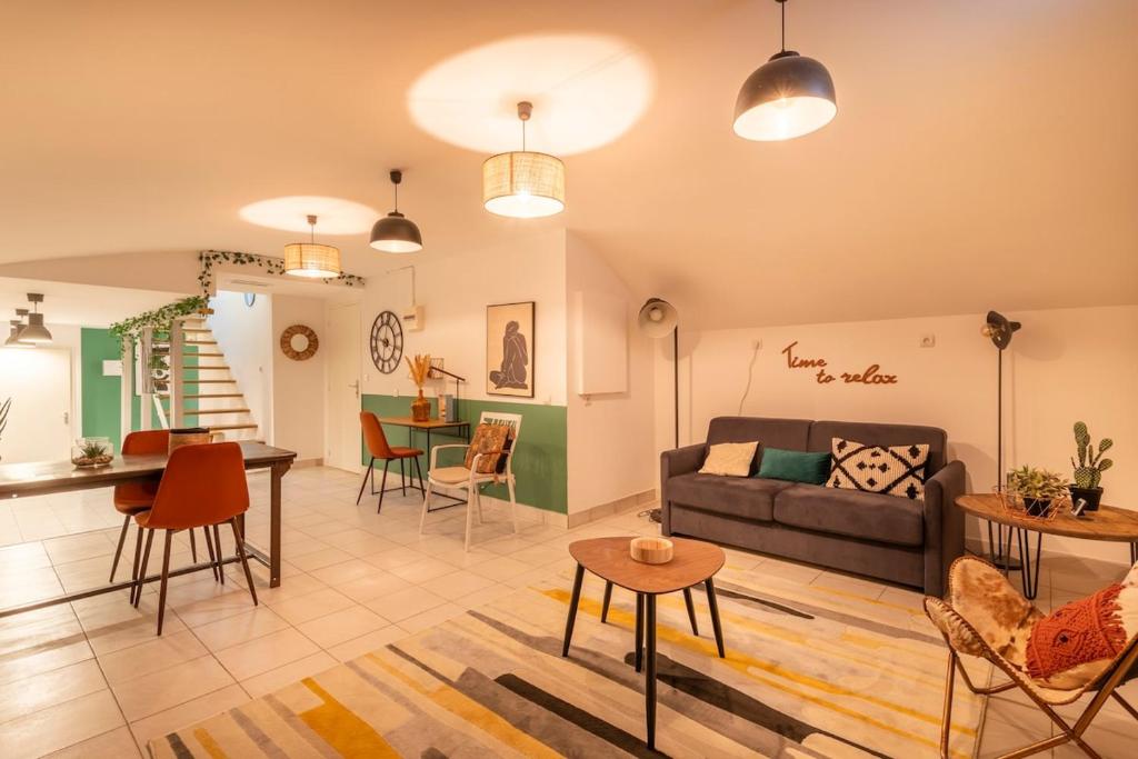 un salon avec un canapé et une table dans l'établissement Apt near Gare Saint-Charles - Cours Julien, à Marseille