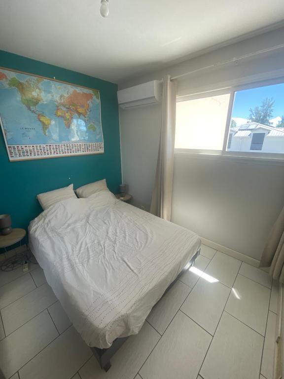 Postel nebo postele na pokoji v ubytování Chambre lit double à 3 mins à pied du Lagon Salines les bains
