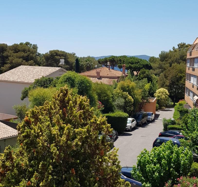 - une vue sur un parking avec des voitures dans l'établissement Cap Raphaël YourHostHelper, à Saint-Raphaël