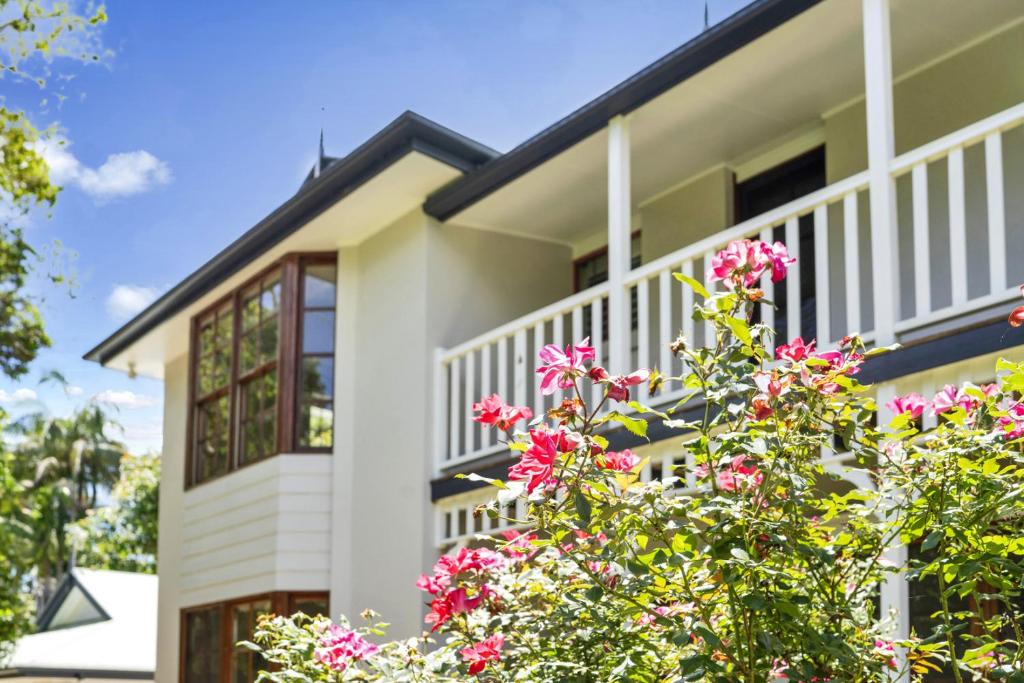 Una casa con flores rosas en el frente. en The Avenue at Montville, en Montville