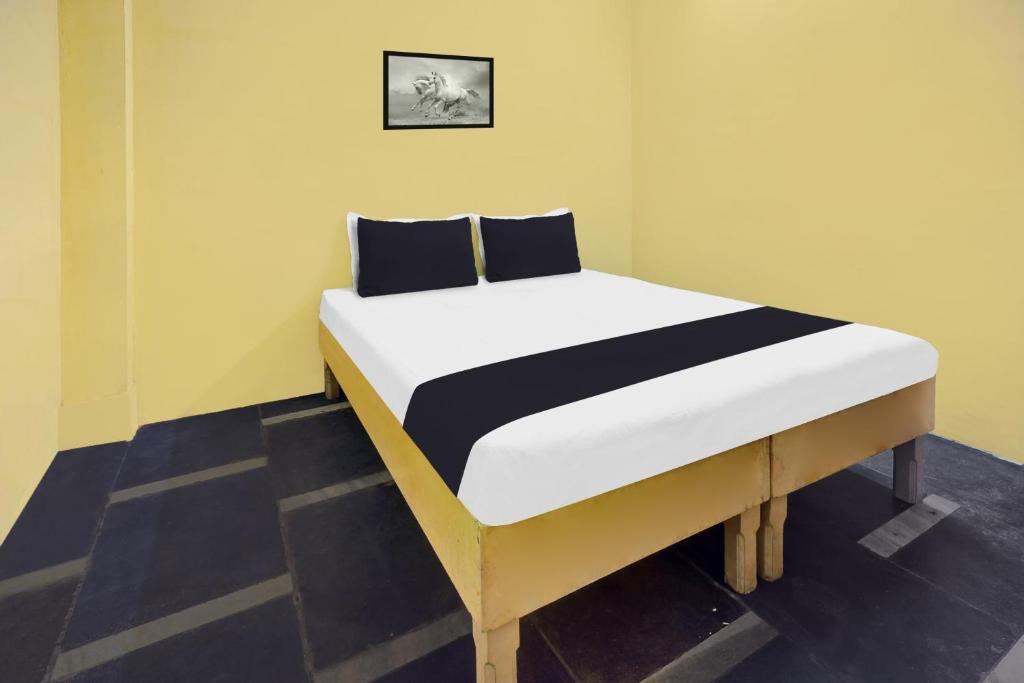 Postel nebo postele na pokoji v ubytování Hotel O RK HOTEL