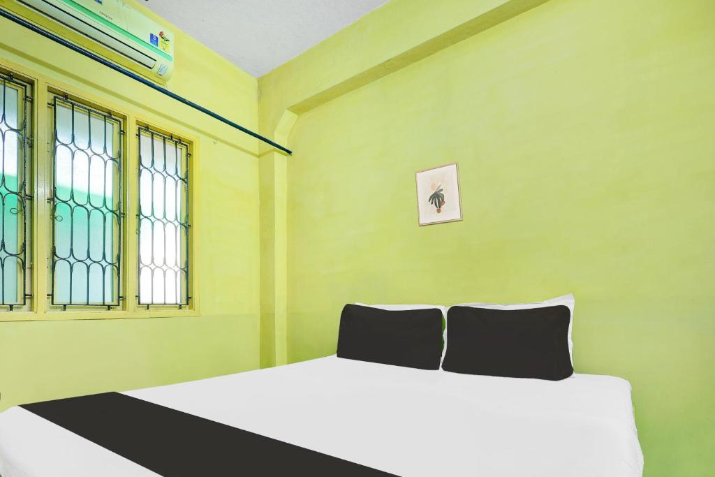 Postel nebo postele na pokoji v ubytování Hotel O RK HOTEL