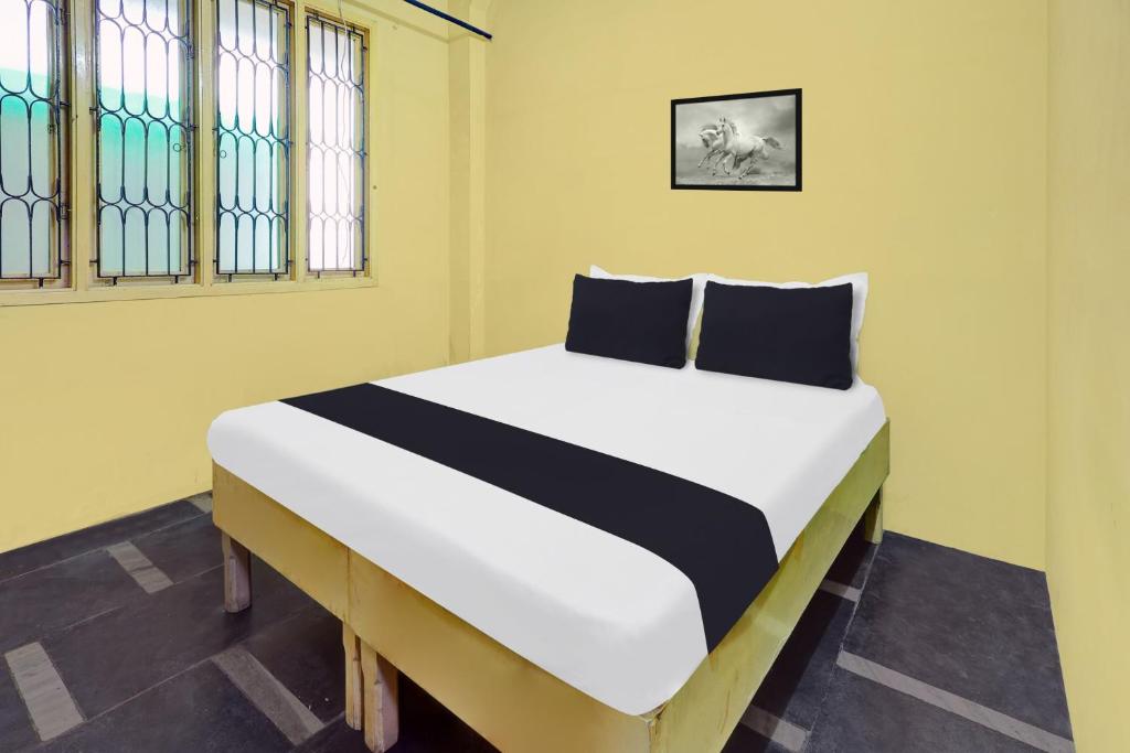 Postel nebo postele na pokoji v ubytování Hotel O RK HOTEL