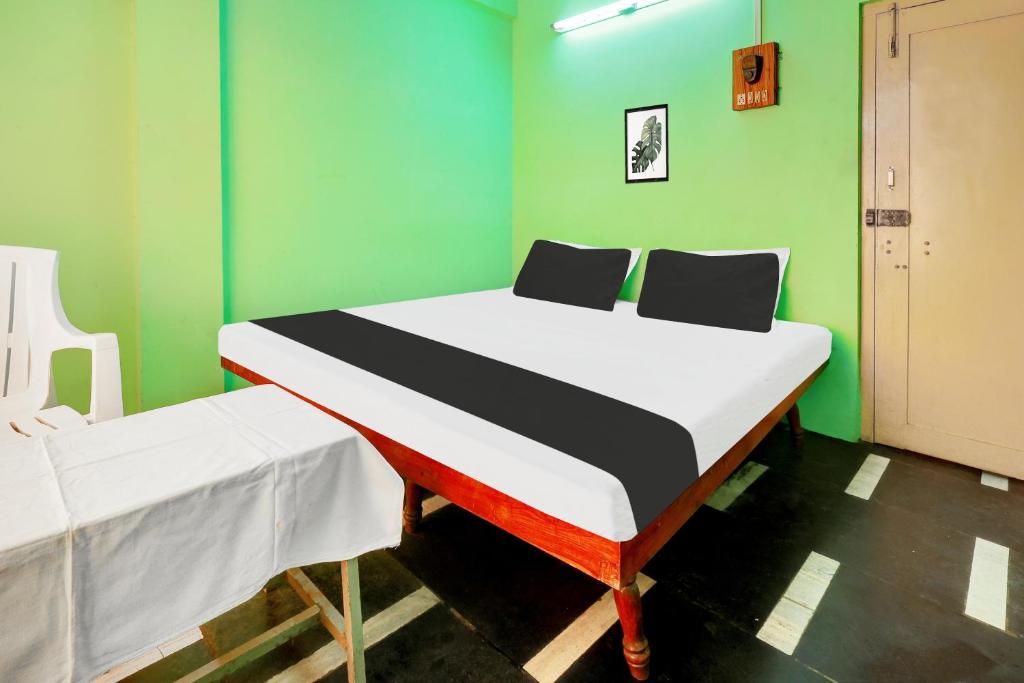 Postel nebo postele na pokoji v ubytování Hotel O RK HOTEL
