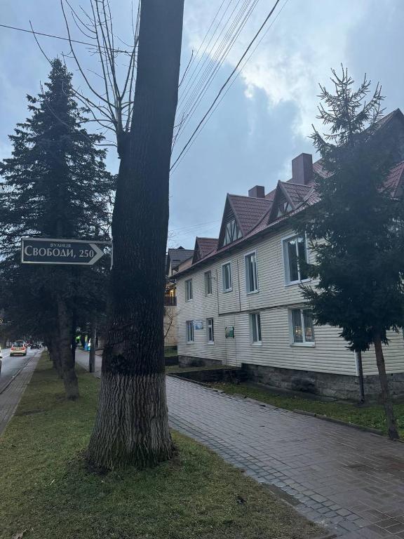 Budova, kde se chata nachází