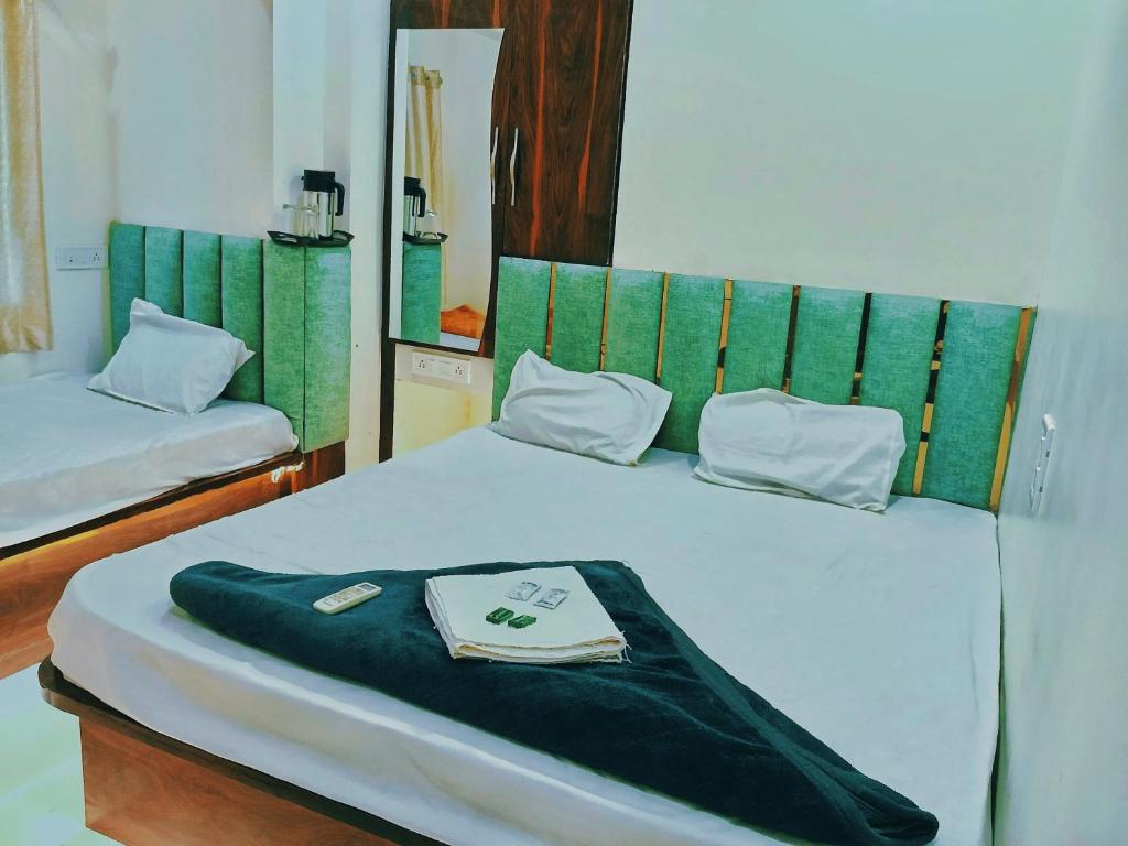 Postel nebo postele na pokoji v ubytování Hotel Aagman Palace - Near Mahakal Temple