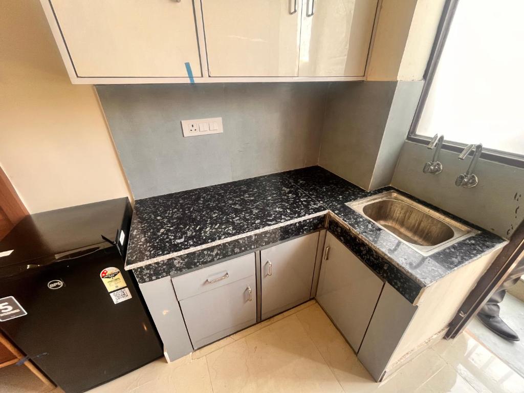 Kuchyň nebo kuchyňský kout v ubytování Apna Homes Stay & Hotel I Gurugram I Sector-71