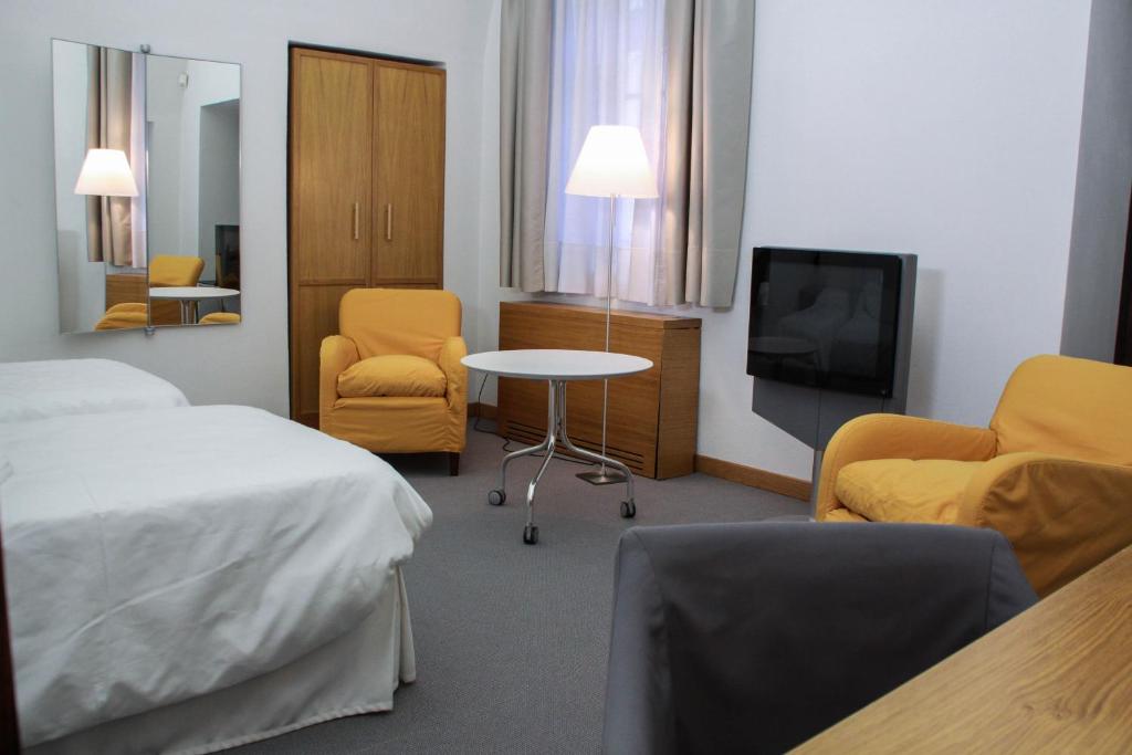 Telewizja i/lub zestaw kina domowego w obiekcie Hotel Cavour Et Des Officiers
