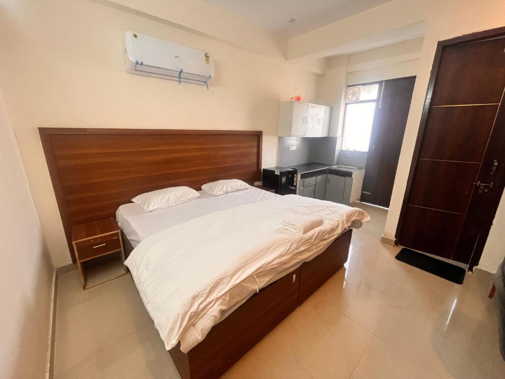 Postel nebo postele na pokoji v ubytování Apna Homes Stay & Hotel I Gurugram I Sector-71