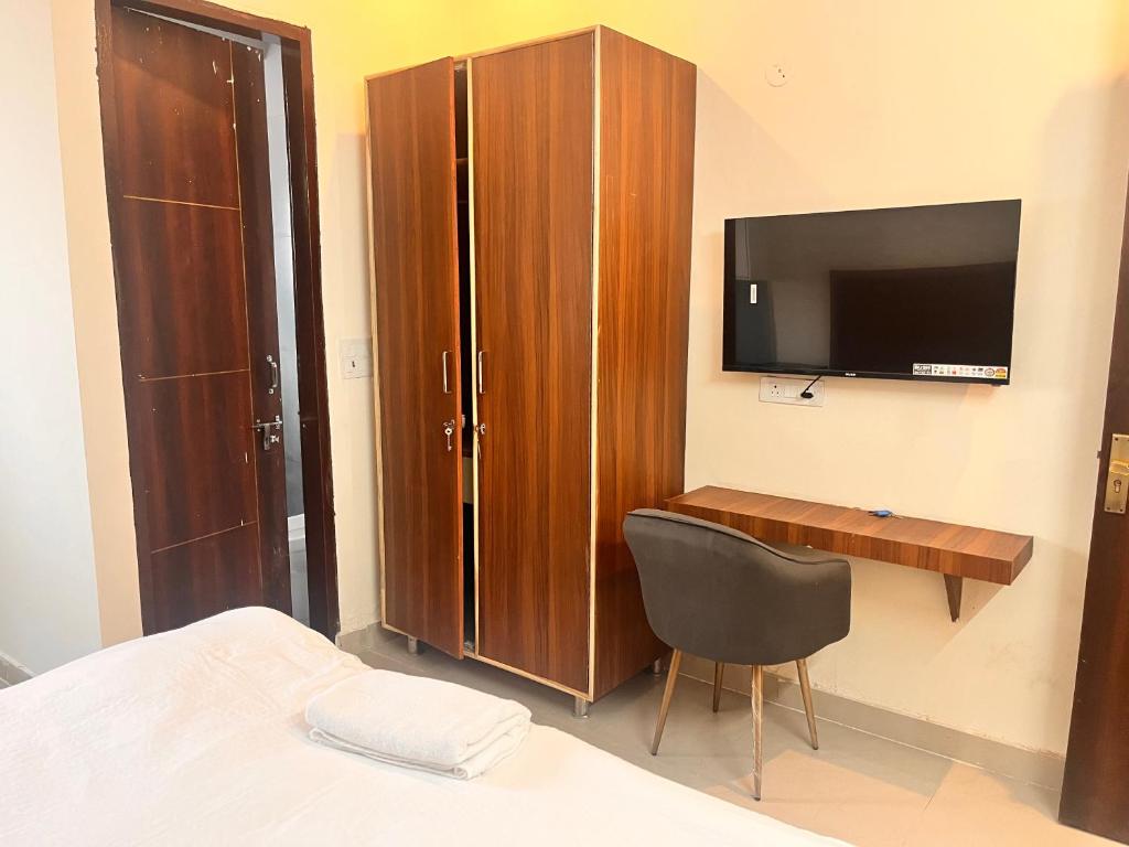 TV a/nebo společenská místnost v ubytování Apna Homes Stay & Hotel I Gurugram I Sector-71