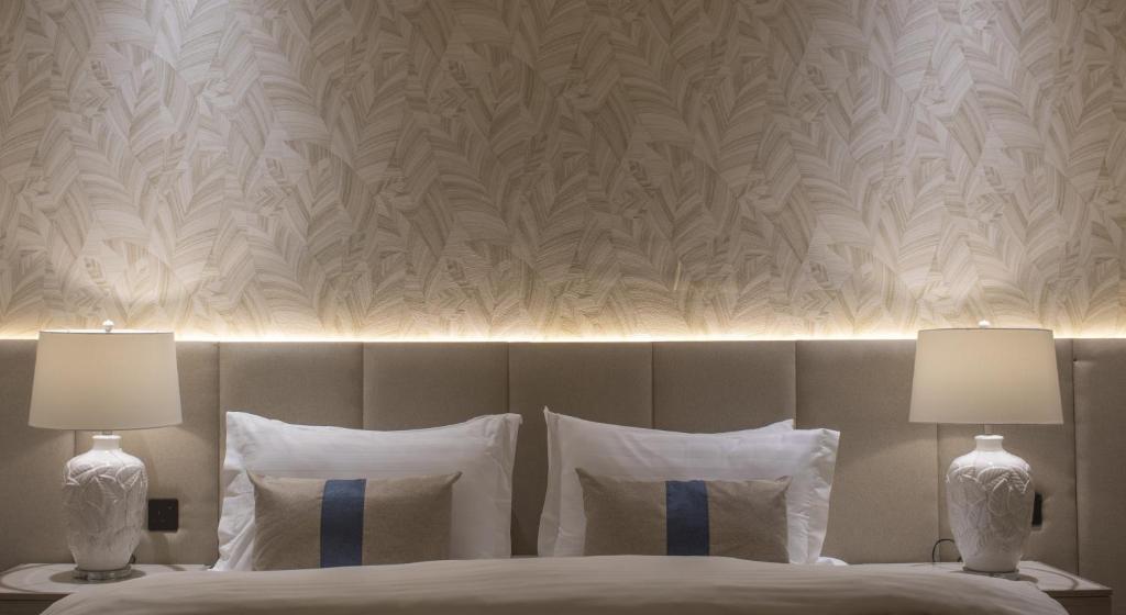 Postel nebo postele na pokoji v ubytování Palm Gate Hotel Suites